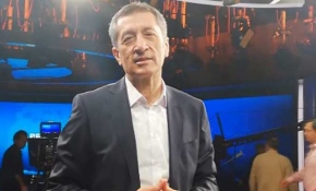 Bakan Selçuk'tan TRT personelinin kardeşine doğum günü sürprizi