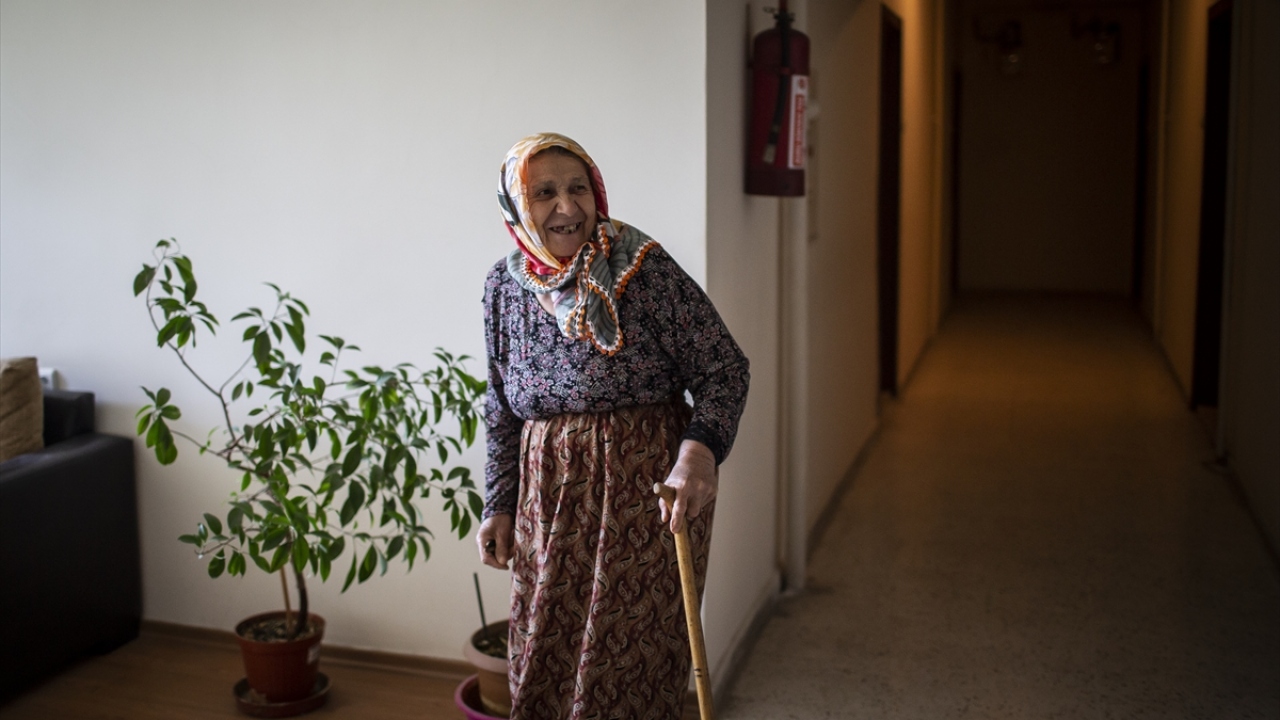 Kimseden yardım almadan kendi ihtiyaçlarını gidererek, belediyenin sosyal faaliyetleriyle de yalnızlıklarını unutan yaşlıların bazıları tek başına bazıları da eşleriyle yaşamlarını sürdürüyor.
