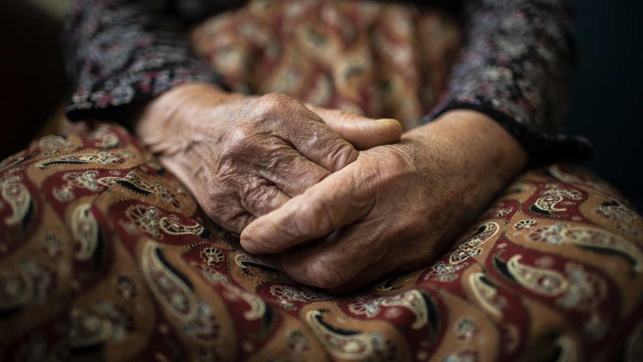 Apartman sakini 72 yaşındaki Raziye Karataş, kirada oturduğu evin yıkılması nedeniyle 3 yıldır merkezde yaşamını sürdürdüğünü söyledi.