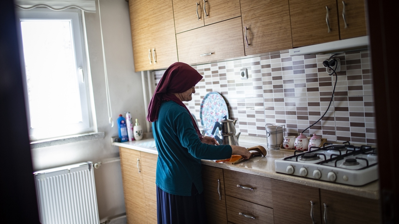 Torunlarımın geldiği zaman daha da mutlu oluyorum. Gezi programlarına gidiyoruz. Buradan önce böyle bir şey hayatımda yoktu. Memleketime bile gidememiştim. Burası çok rahat. Gelecek kişilere tavsiye ediyorum."