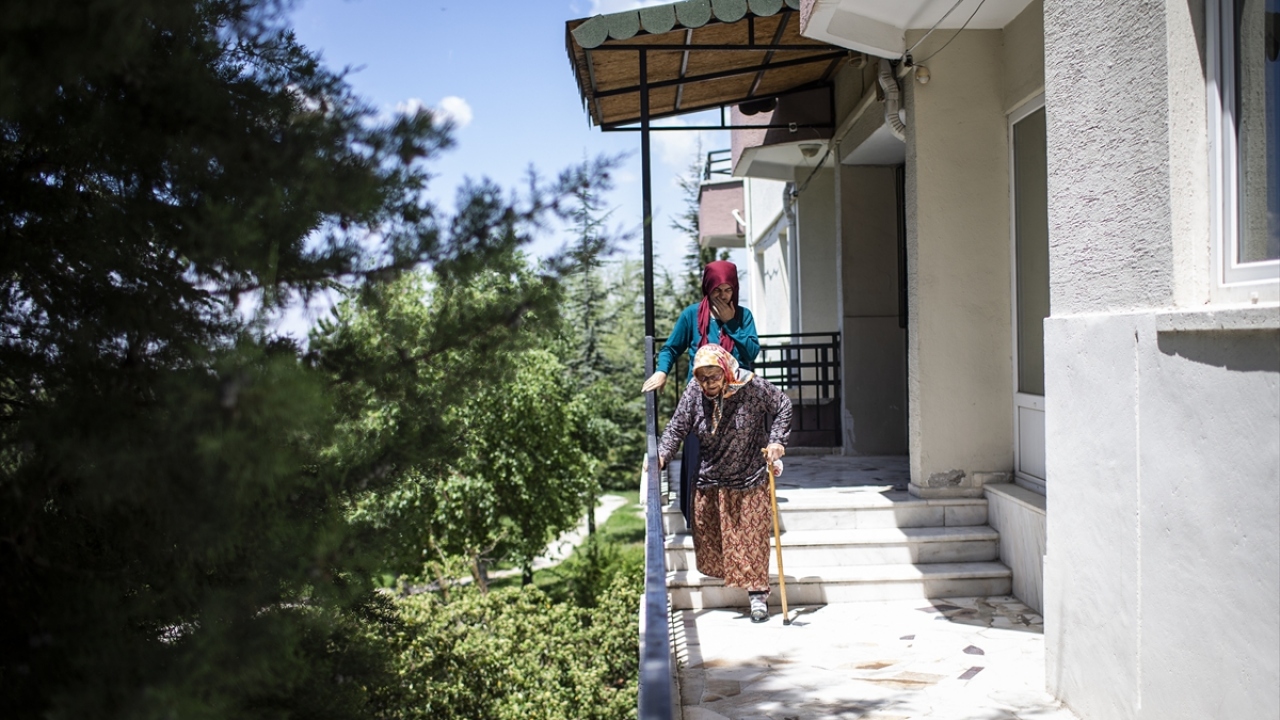 Apartmanda eşi ile kalan Gül Arabacı, merkeze geldikten sonra hayatlarında çok güzel değişimlerin olduğunu belirtti.