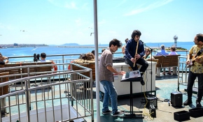 İstanbul'da vapur seferlerini renklendiren canlı müzikler