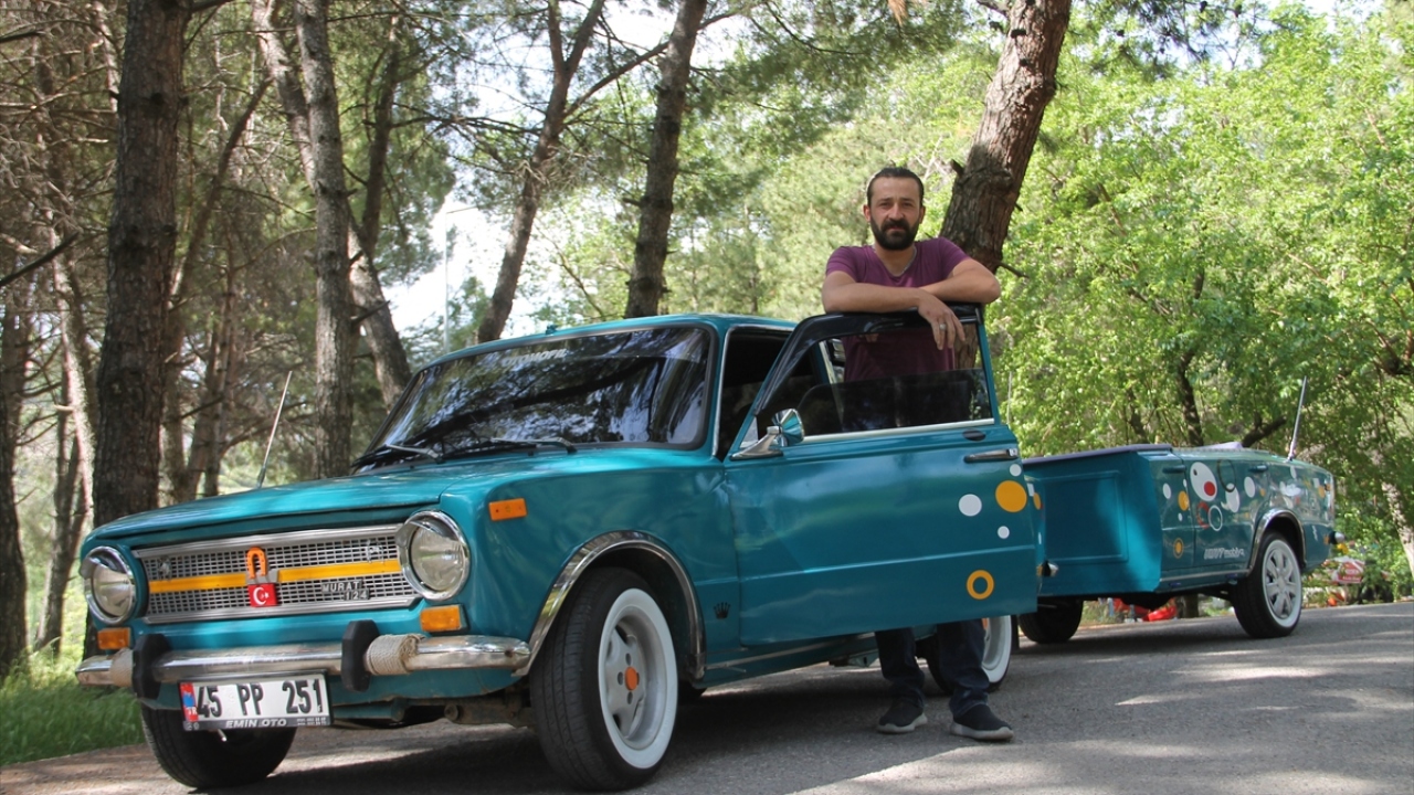 Hurda çekme belgeli olarak bulduğu bir Murat 124 otomobili de arka bölümünü keserek römork haline getiren Demirkan, 3 ayda ses sistemi ve ışıklandırmalarla süslediği aracına "Hacı Mülayim" adını verdi. 