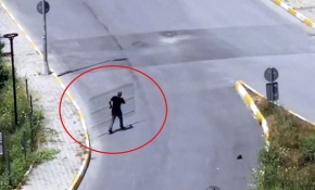 Gündüz vakti parkın tel örgülerini çalmaya kalktılar