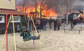 Arkada ev yanarken, o salıncakta eğlendi