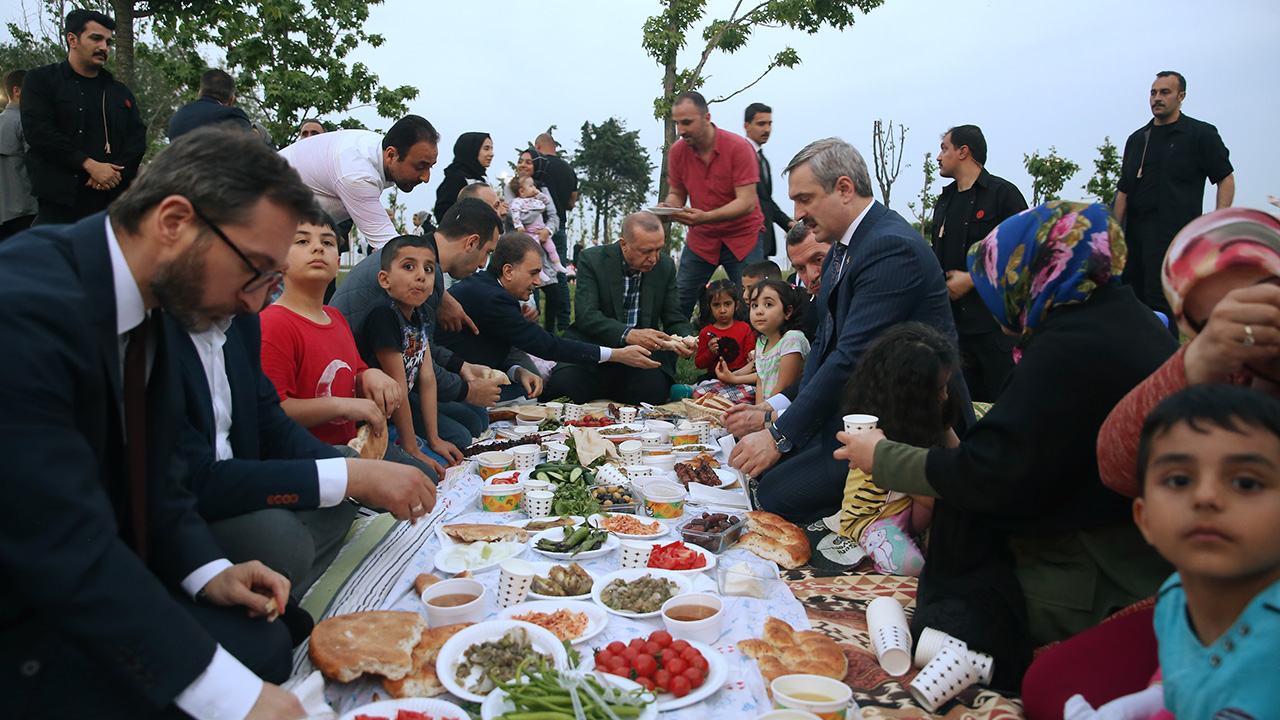 Erdoğan, Kısıklı`daki konutundan çıkarak Zeytinburnu sahiline geldi. 