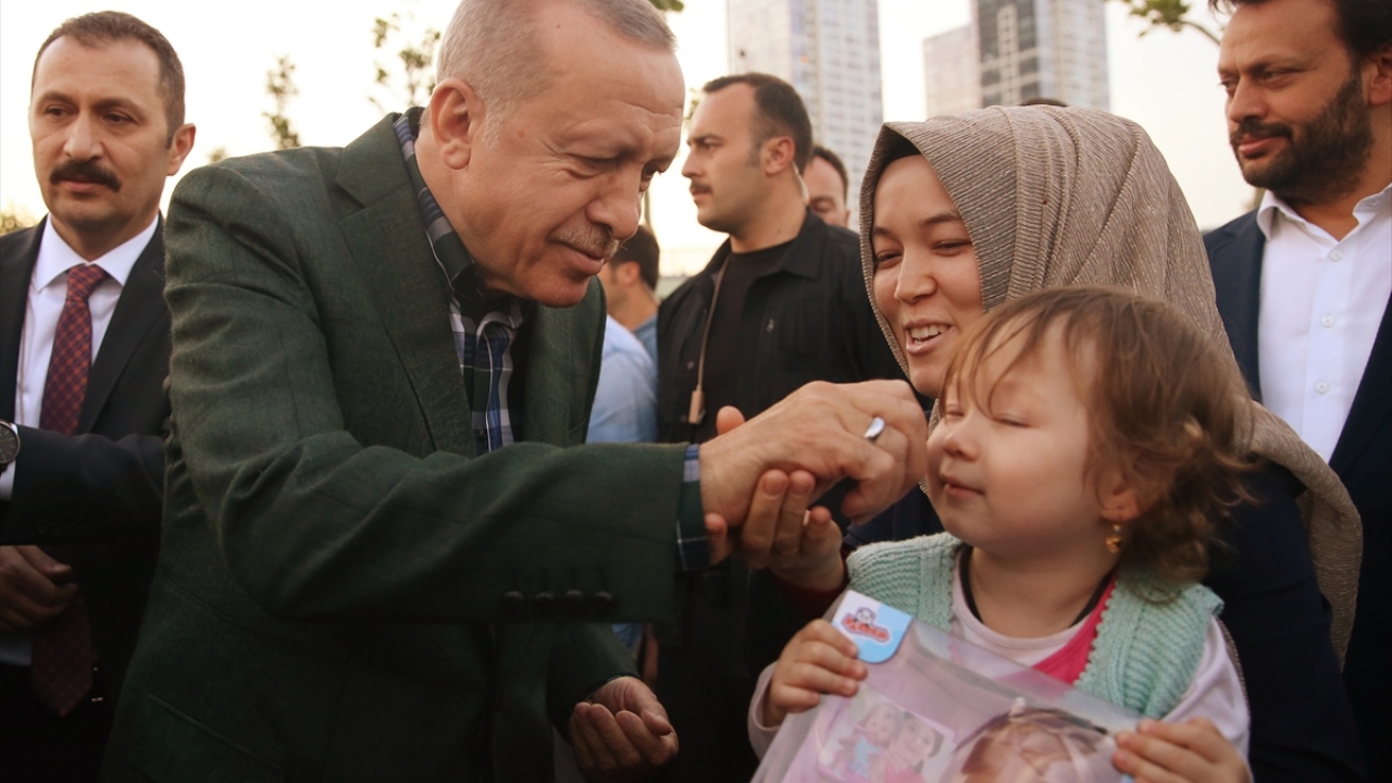 Burada kendisine sevgi gösterisinde bulunan vatandaşlarla sohbet eden Erdoğan, onlarla fotoğraf çektirdi. 