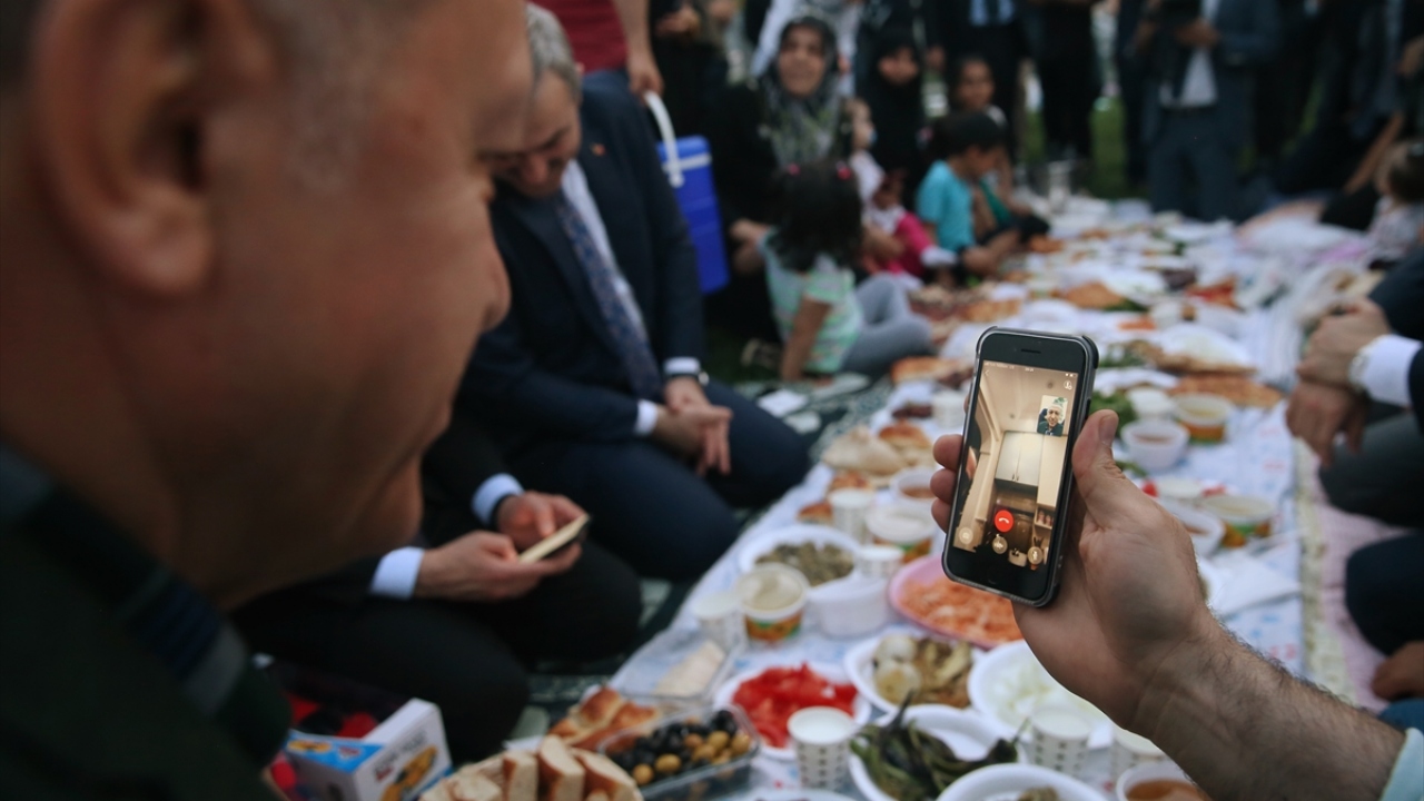 Erdoğan, iftar yaptığı vatandaşların yakınlarının da telefonda kendisiyle görüşme talebini geri çevirmedi. 