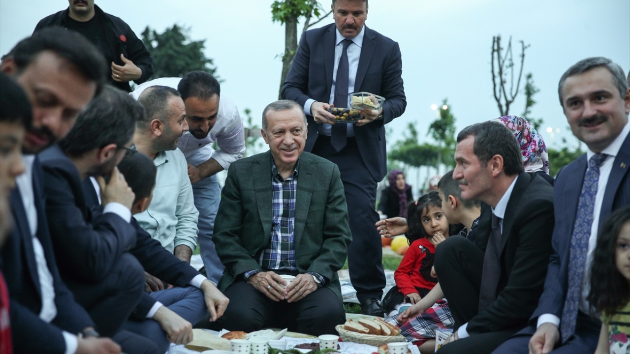 Erdoğan`a, Cumhurbaşkanlığı İletişim Başkanı Fahrettin Altun, AK Parti Sözcüsü Ömer Çelik ve AK Parti İstanbul İl Başkanı Bayram Şenocak da eşlik etti. 