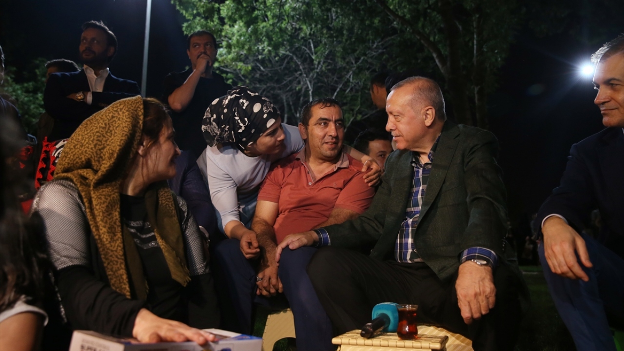 Erdoğan, iftarın ardından Cemal Ece isimli vatandaşın çay davetini kabul ederek birlikte çay içti, sohbet etti.