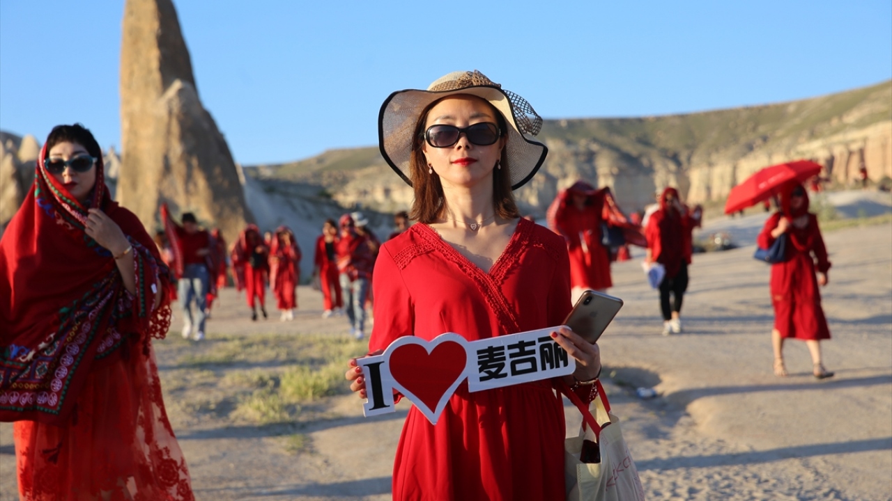 Peribacaları ve doğal kaya oluşumları arasında gezinti yapan grup üyeleri, daha sonra ellerinde Çince yazılı pankartlarla toplu fotoğraf çektirdi.