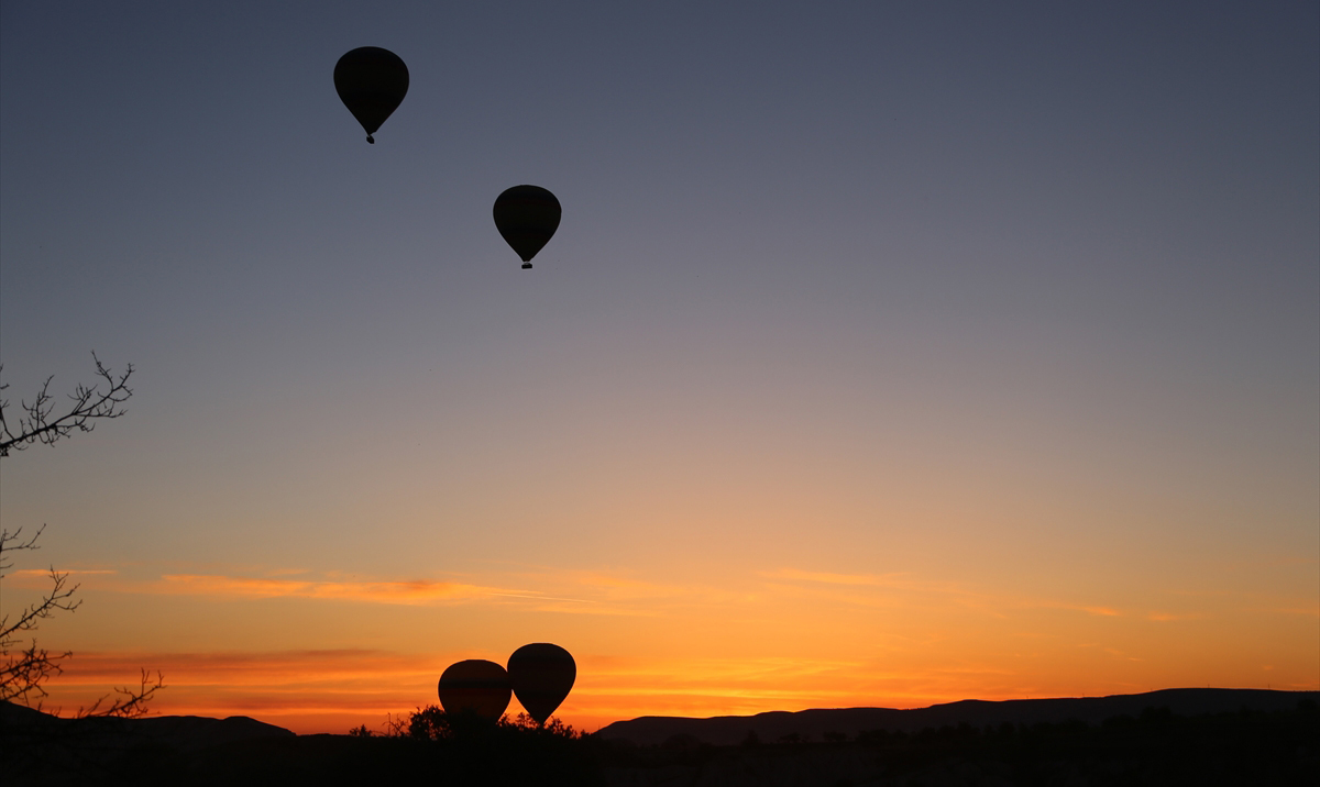  Balon turuna katılan turistler, milyonlarca yıl önce Erciyes ve Hasan Dağı`nın püskürttüğü lavların zamanla rüzgar ve yağmurun aşındırmasıyla ortaya çıkan ilginç coğrafi şekilleri gökyüzünden seyrediyor.