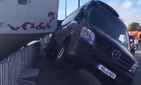 Tekne az daha minibüsü deviriyordu