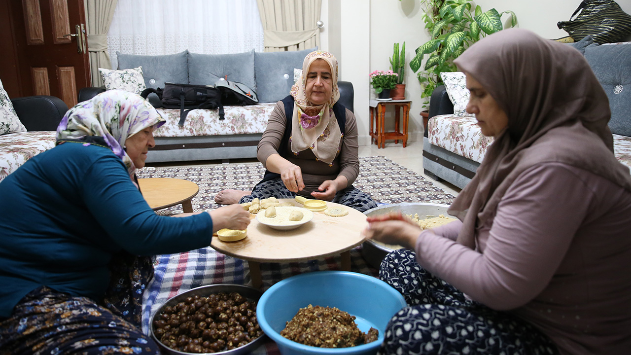 Kentte uzun yıllardır Ramazan Bayramı dolayısıyla yapılan kömbe, cevizli, susamlı, hurmalı ve fıstıklı olmak üzere 4 çeşit üretiliyor.