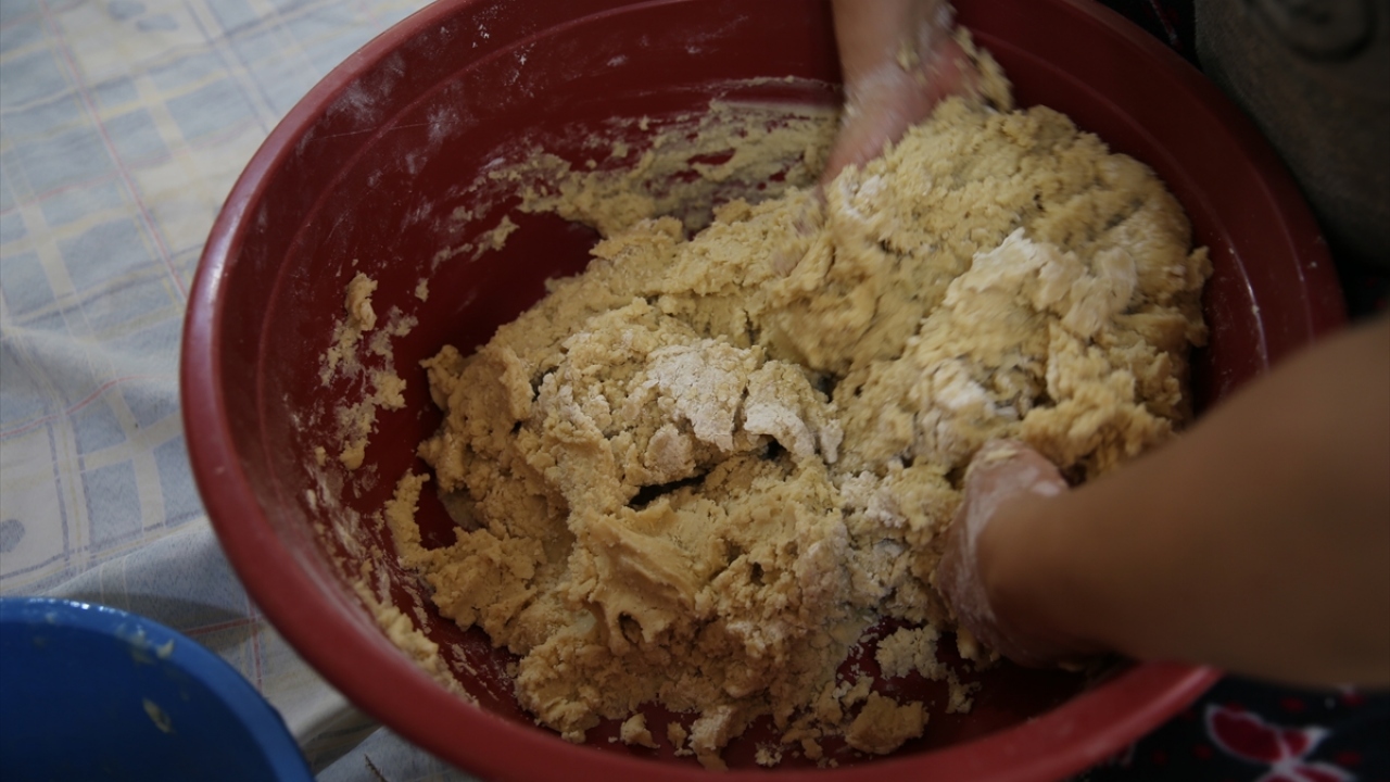 Bayramda akraba ve misafirlere ikram edilen geleneksel bayram kömbesi, 7 çeşit baharat kullanılarak hazırlanan hamurla yapılıyor.