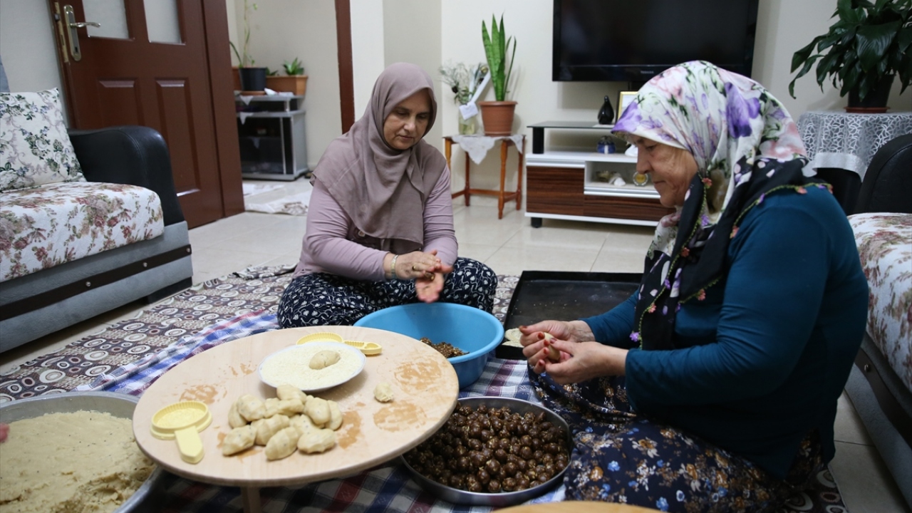 Kadınlar, imece usulüyle her gün bir evde toplanıp kurabiyeleri hazırlıyor. Tepsilere dizilen kömbeler taş fırınlarda pişiriliyor.