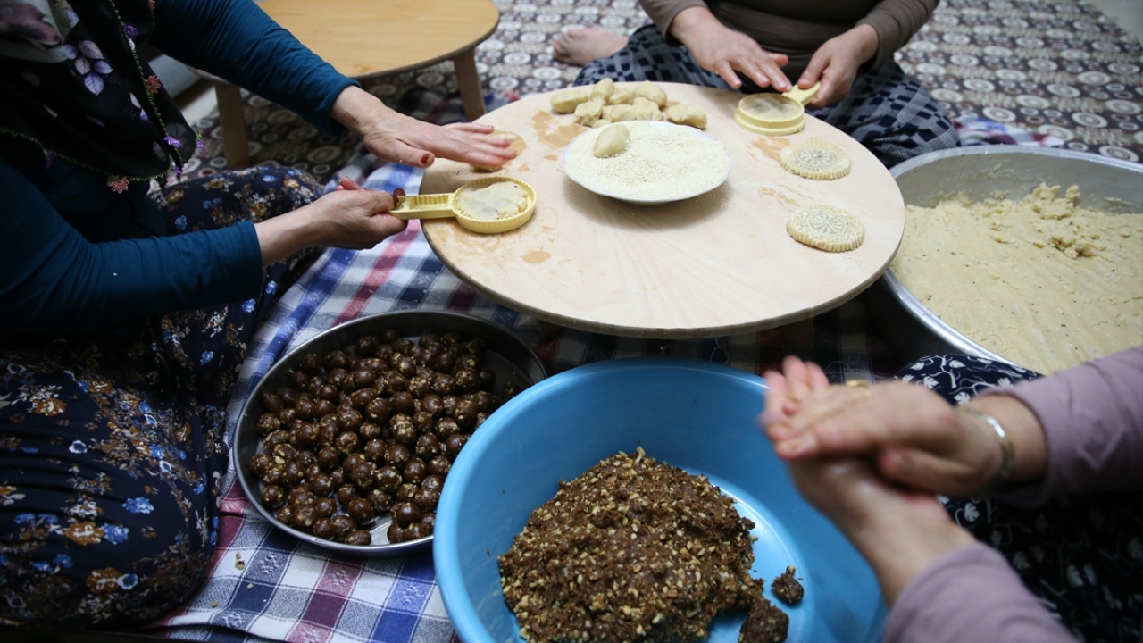 Kadınların kömbe mesaisi, ramazanın son gününe kadar devam ediyor.