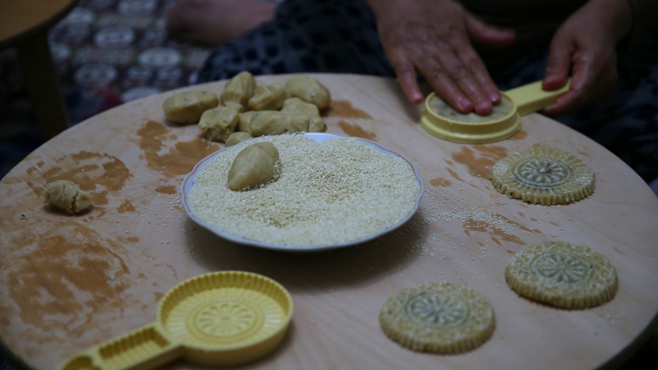 Reyhanlı`da yaşayan Meryem Toskansever, yaptığı açıklamada, geleneksel olarak her yıl bayram öncesi kömbe hazırladıklarını söyledi.