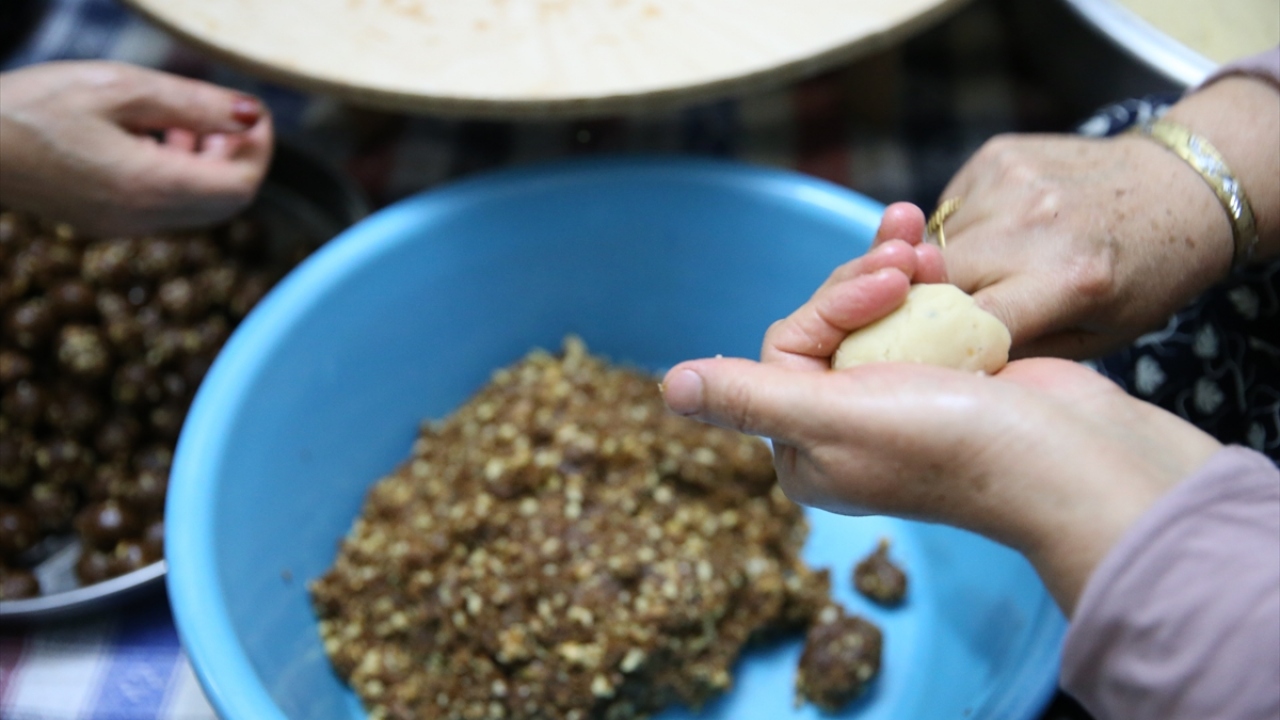 Her gün bir ailenin bayram kömbesini yaptıklarını anlatan Toskansever, "Her aileye 5-10 kilogram arasında hazırlıyoruz. Kömbe yapmadan bayramın geldiğini anlamıyoruz. Bayram ziyaretine gelenlere kömbe ikram ediyoruz." dedi.