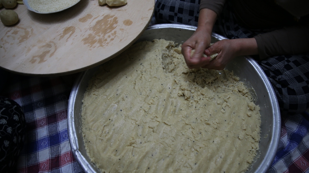 Kömbenin uzun ömürlü bir kurabiye olduğunu dile getiren Toskansever, uzaktaki akrabalarına da kargoyla kömbe gönderdiklerini belirtti.