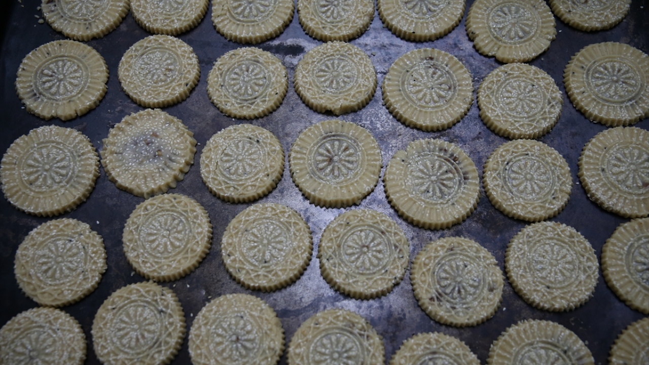 Un, şeker, yağ ve susam kullanarak hazırladıkları hamuru özel kalıplarla şekillendirerek fırınlarda pişirdiklerini ifade eden Yeter, "Biz cevizli ve sade kömbe seviyoruz. Herkesin damak tadına göre yapılıyor." dedi.