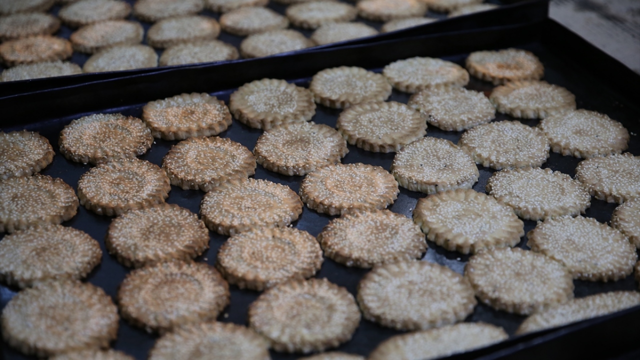 Fırın işletmeciliği yapan Muhammet Dönmez, Ramazan Bayramı`nın "olmazsa olmazı" kömbenin hemen hemen her evde yapıldığını dile getirdi.