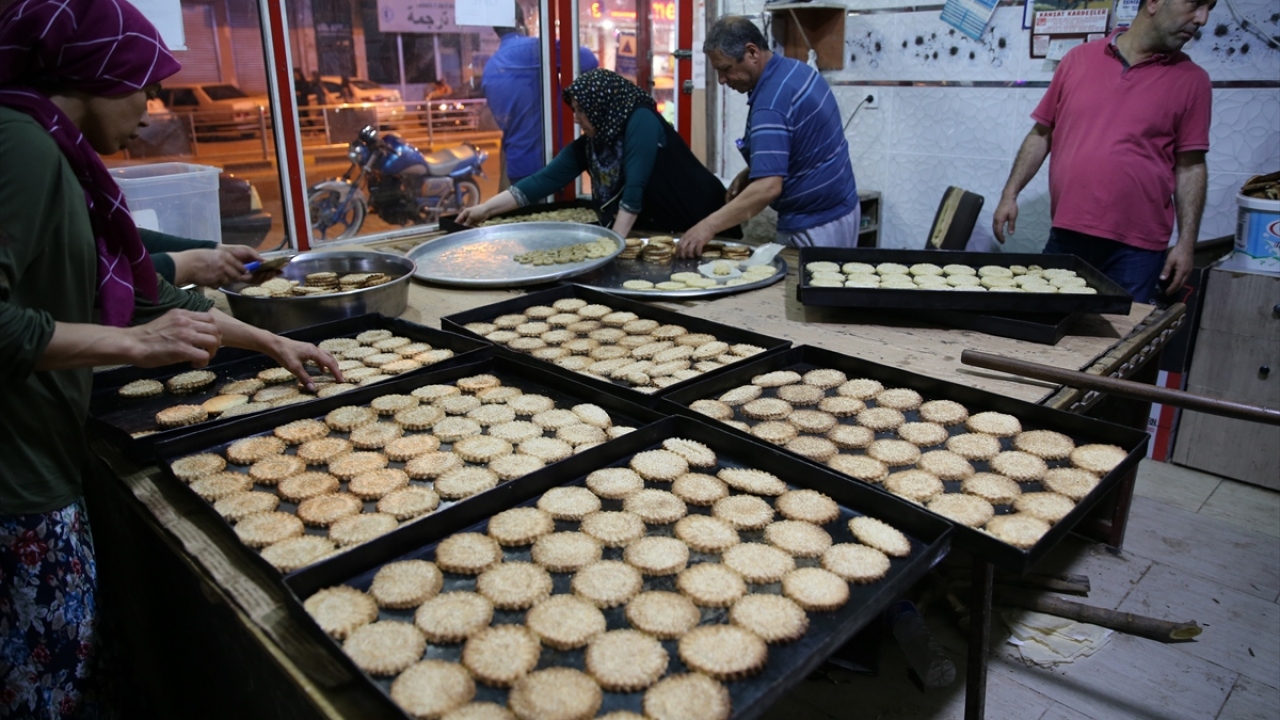 Kendilerinin de bayram öncesi kömbe yapımı nedeniyle geç saatlere kadar çalıştığını belirten Dönmez, "Kömbeyi burada odun ateşinde pişiriyoruz. Sezonluk 2,5 ton civarında kömbe pişiriyoruz." diye konuştu.