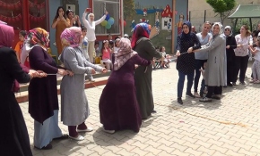 Annelerin halat çekme oyunu yerde sonlandı