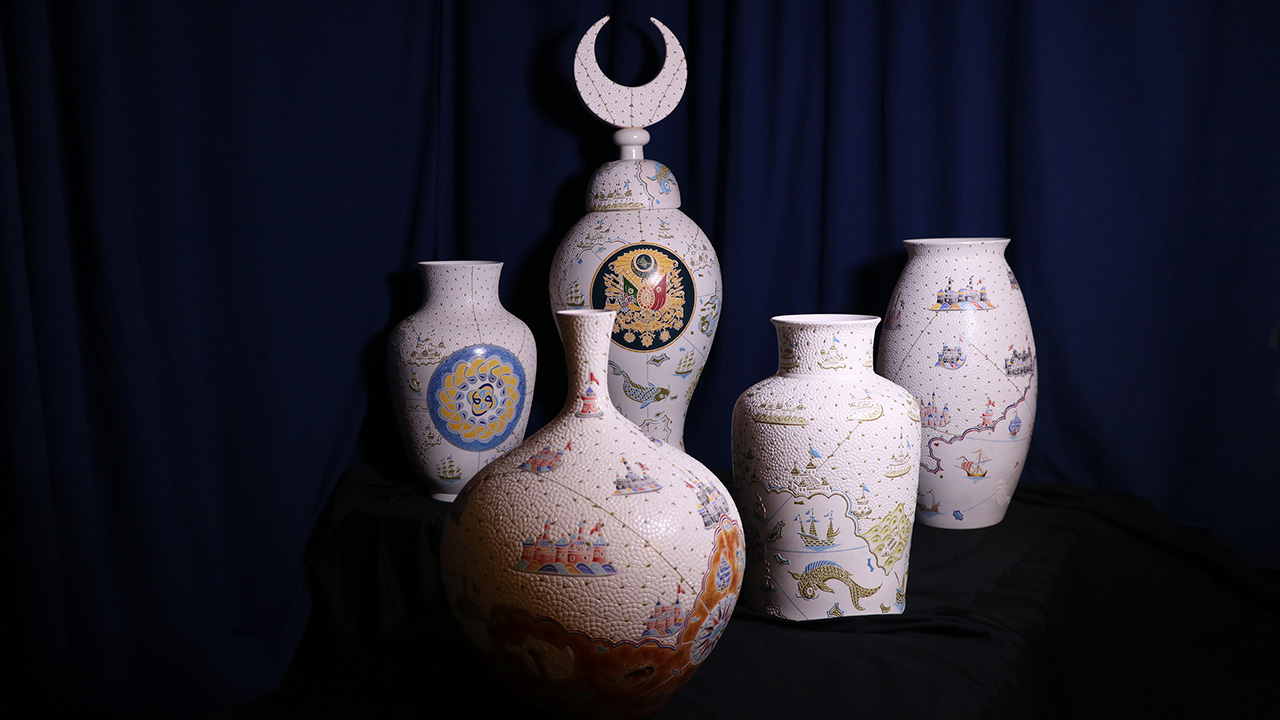 Uluslararası çok sayıda sergiye katılan 50 yaşındaki çini ustası, İstiklal Mahallesi`ndeki atölyesinde geleneksel çini sanatının dışında geliştirdiği farklı yöntemlerle sıra dışı eserler üretiyor.