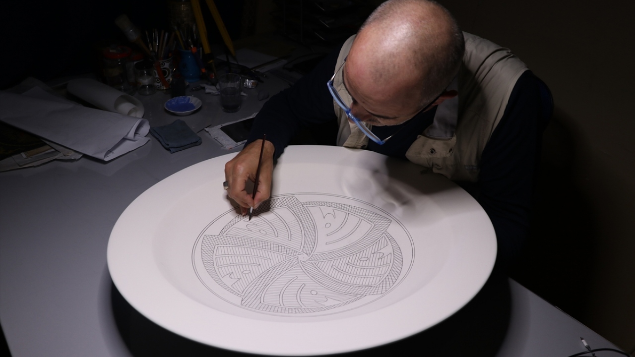 Çetinkaya, eserlerin sırlanmasında yine kendi geliştirdiği "kristal mat sırça" tekniğini kullandığını aktardı.