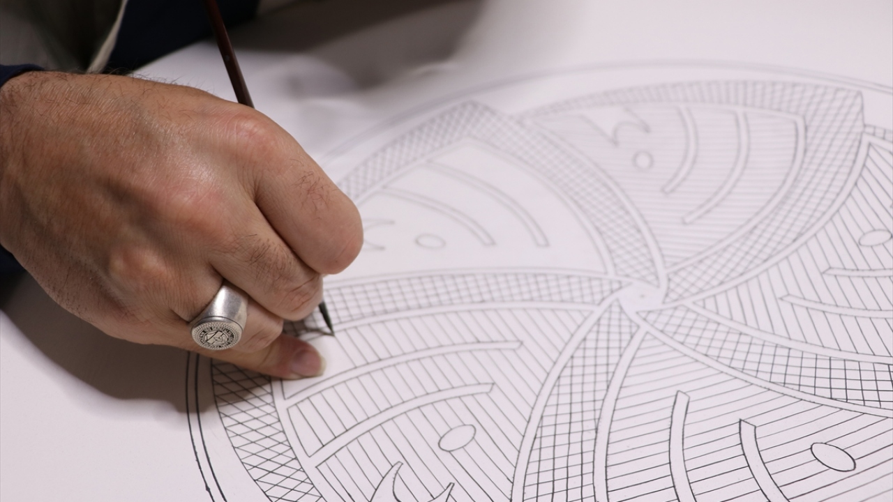 Fahri Çetinkaya, klasik çini sanatının yanında genellikle sıra dışı çalışmalar yaptığını belirtti.