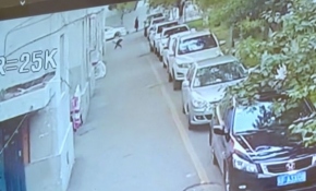 Çin'de bir kişi 5. kattan düşen çocuğu havada yakaladı