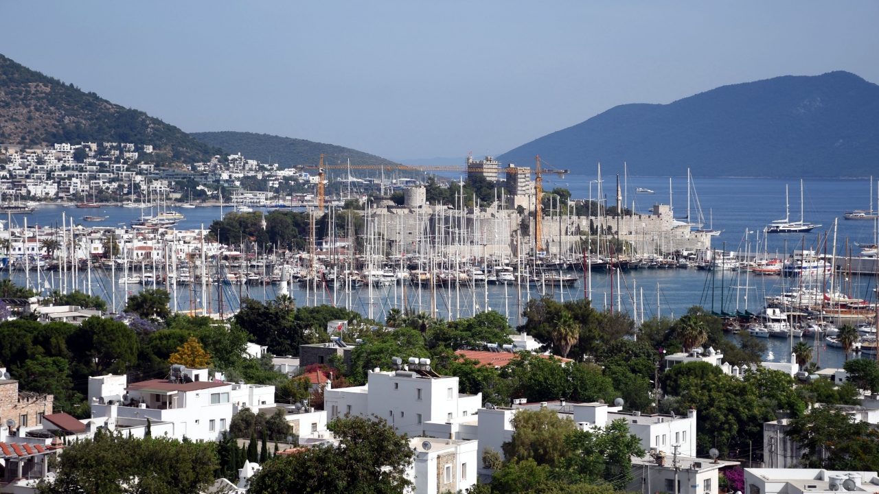 Turizm sezonunun hareketlenmeye başladığı ilçede, her yıl olduğu gibi yerli ve yabancı tatilciler yoğunluk oluşturmaya başladı.