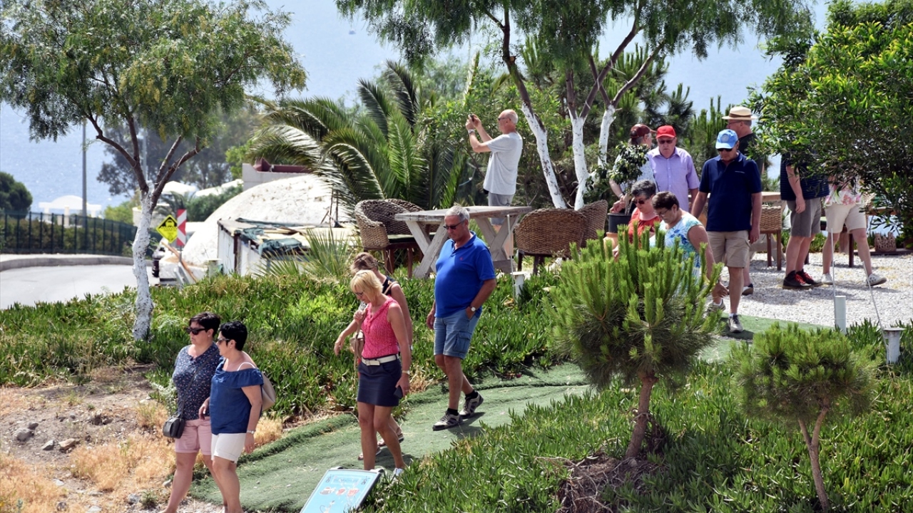 Sabah erken saatlerden itibaren tur otobüsleriyle bölgeye gelen yabancı misafirler, bu alanlarda eşsiz Bodrum manzarası eşliğinde bol bol fotoğraf çekip, tarihe yolculuk yapıyor. 