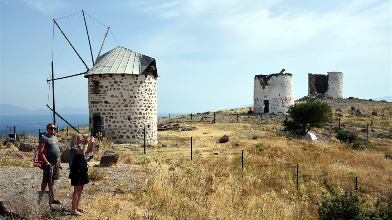 İskoçyalı Mary Moffat da kardeşiyle tatil için özellikle Bodrum, Antalya ve Marmaris gibi bölgeleri tercih ettiklerini anlatarak, "Buraya alışveriş için geliyoruz. Türkiye`yi ve Türk insanlarını çok seviyoruz." diye konuştu.