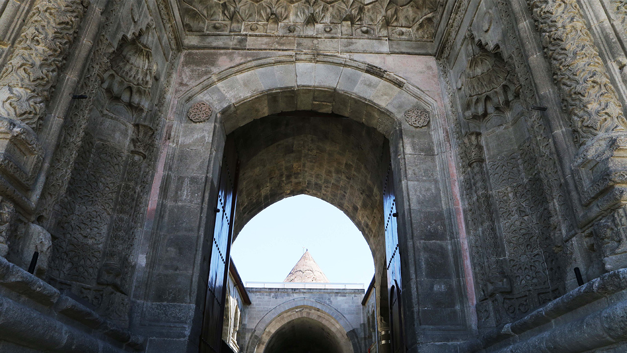 Kentin sembolü haline gelen Çifte Minareli Medrese, dengeli mimarisi ve iri motifli süslemeleriyle yerli ve yabancı misafirlerin dikkatini çekiyor.