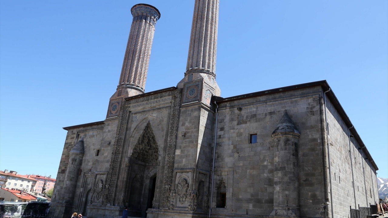 Çifte Minareli Medrese`nin özellikle taç kapısında bulunan bezemeler, Selçuklu taş süslemesindeki estetik anlayışın muhteşem örneklerini oluşturuyor.