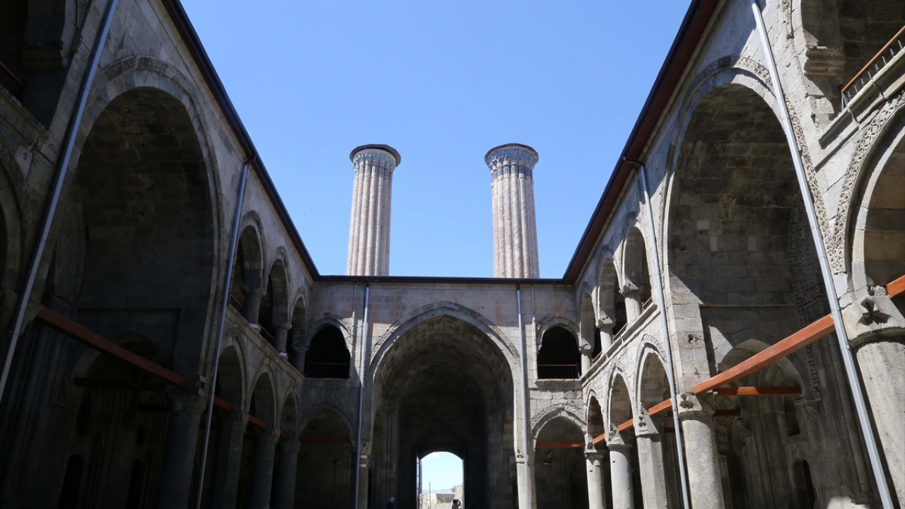 Medresedeki taç kapının batı tarafında Orta Asya Türklerinin simgesi olan çift başlı kartal, ağzı açık iki yılan ve dilimli yapraktan oluşan hayat ağacı işlemesi yer alıyor.