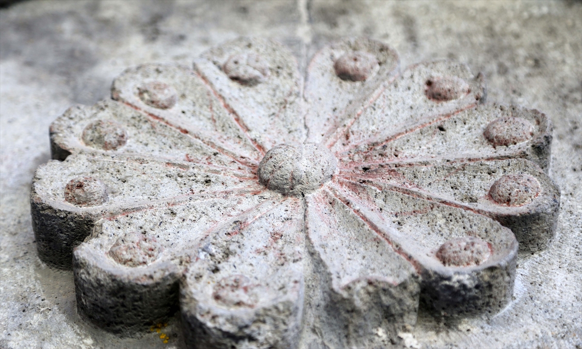 Taç kapının iki yanında yükselen sırlı tuğla ve tuğlayla örülü, motiflerle bezeli çifte minare, adeta göz kamaştırıyor. Minarelerde turkuaz rengiyle dikkat çeken panonun içinde ise Arapça "Allah" yazısı yer alıyor.