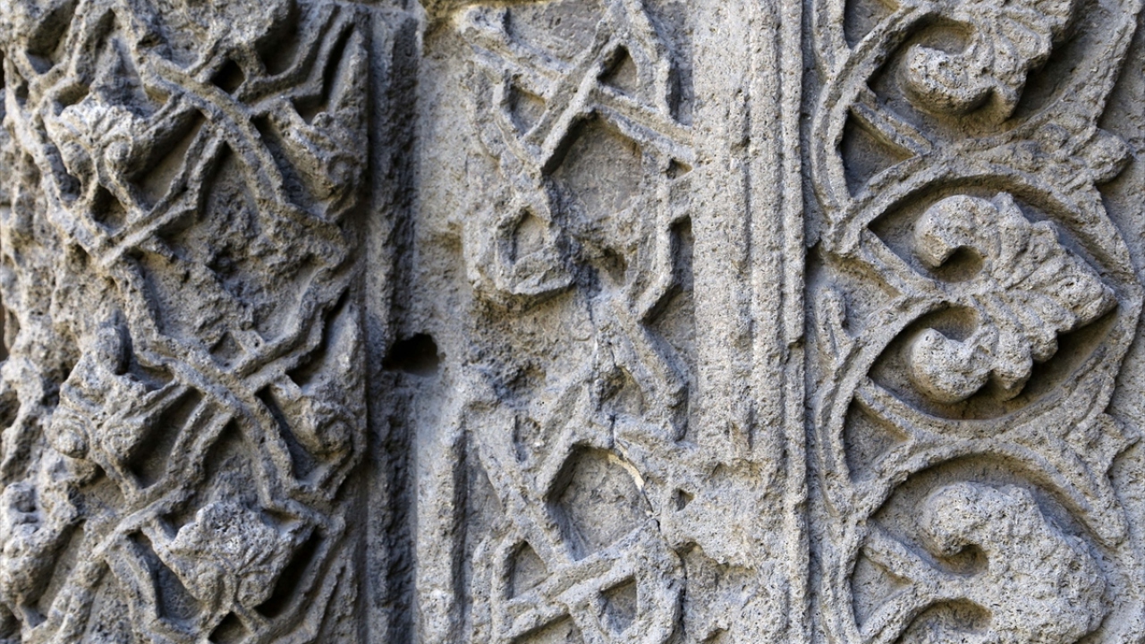 Doğu tarafında bulunan simetriğinde yer alan yaprak ve kartal işlemesi medreseye ayrı güzellik katıyor.