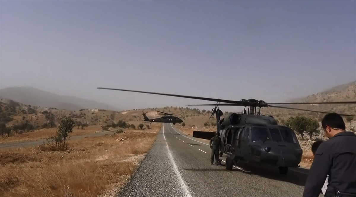Görüntülerde, alınan istihbarat üzerine jandarma ve polis özel harekat timlerinin helikopterlerle bölgeye sevki de yer aldı.