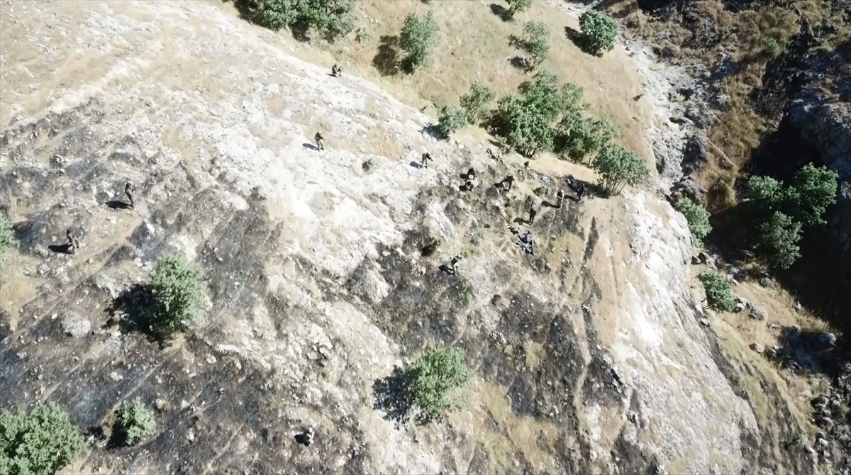 Mağarada sıkıştırılan PKK’lı 4 teröristin teslim olma anına ilişkin görüntüler ortaya çıktı.