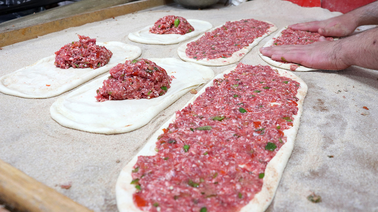 Sivas etli ekmeği, tadı ile damaklara görünümüyle de gözlere hitap ediyor.