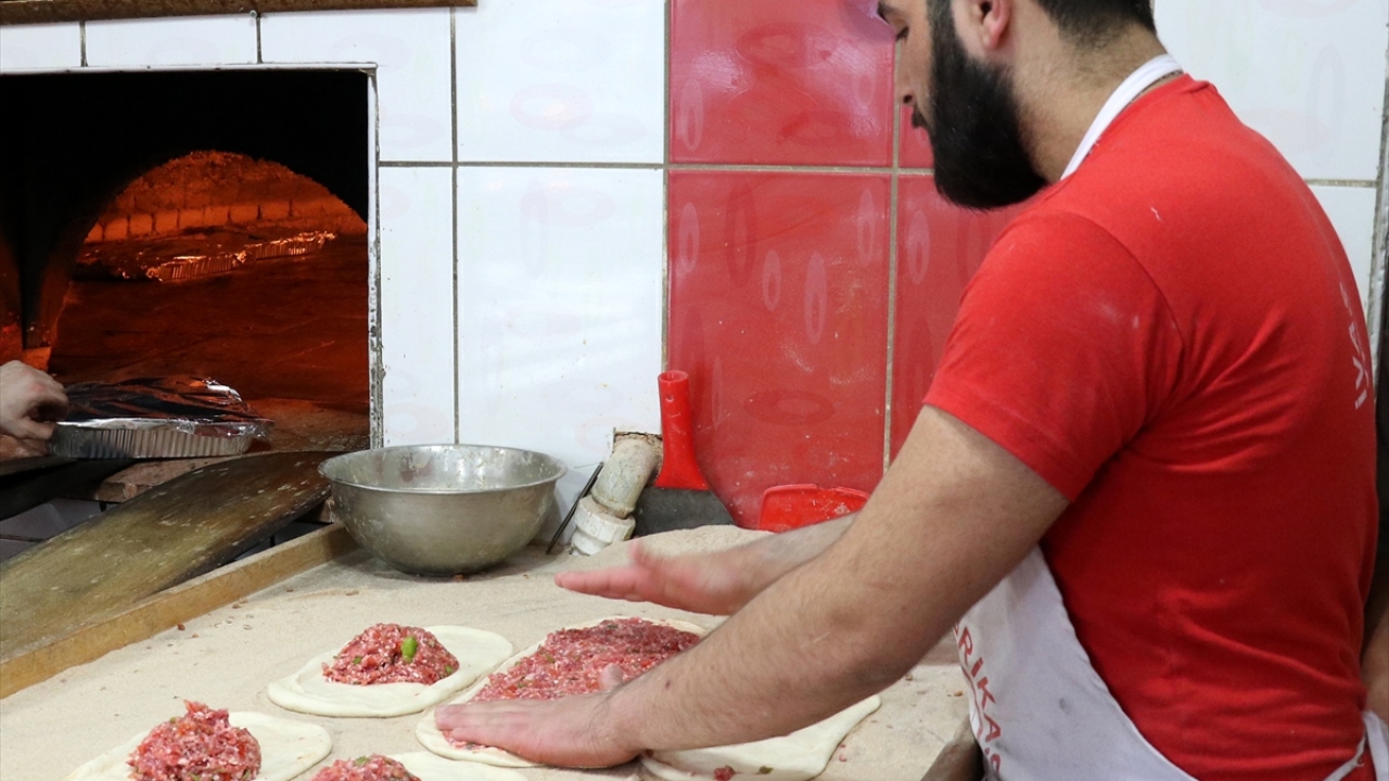 Kentteki kasaplarda dananın kaburga etinden çekilen kıyma ile soğan, domates ve biberin harmanlanmasıyla yapılan iç malzemesi, iftar saatine yakın pide fırınlarına götürülüyor.