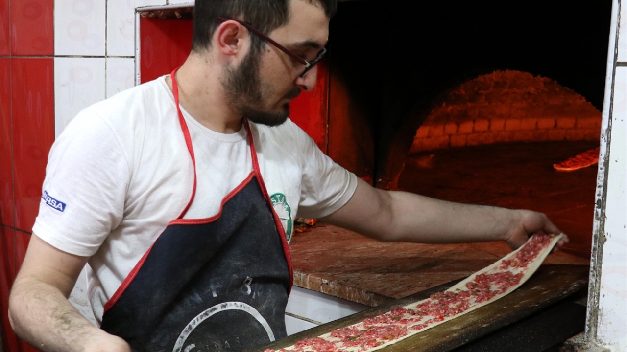 Burada iç malzemesi hamur üzerine dizildikten sonra odun ateşinde yaklaşık 5 dakika kadar pişiriliyor. Daha sonra servise hazır hale getirilen etli ekmek, iftar sofralarında ana yemek olarak sunuluyor.