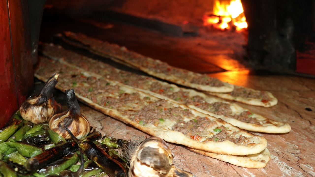 Hazırlanışının pratik olması dolayısıyla etli ekmek, Sivas`ta ramazanda vatandaşların en çok tercih ettiği yiyecekler arasında bulunuyor. 
