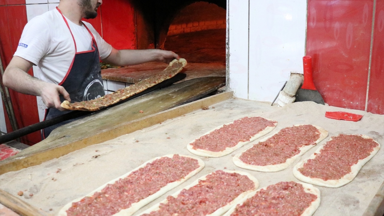 Sivas Yiyecek Maddeleri Yapanlar ve Satanlar Odası Başkanı Mehmet Akgül, yaptığı açıklamada, herkesin damak tadına uygun olduğu için etli ekmeğin yoğun talep gördüğünü belirtti.