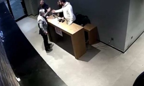 İş yeri sahibi, çalışanlarını "ayağa kalkmadınız" diyerek darp etti