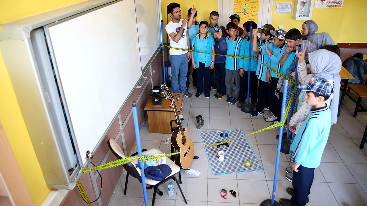 Topağaç İmam Hatip Ortaokuluna iki yıl önce tayin olan Karakuş, öğrencilerine İngilizceyi sevdirmek için farklı yöntemler uygulamaya başladı.