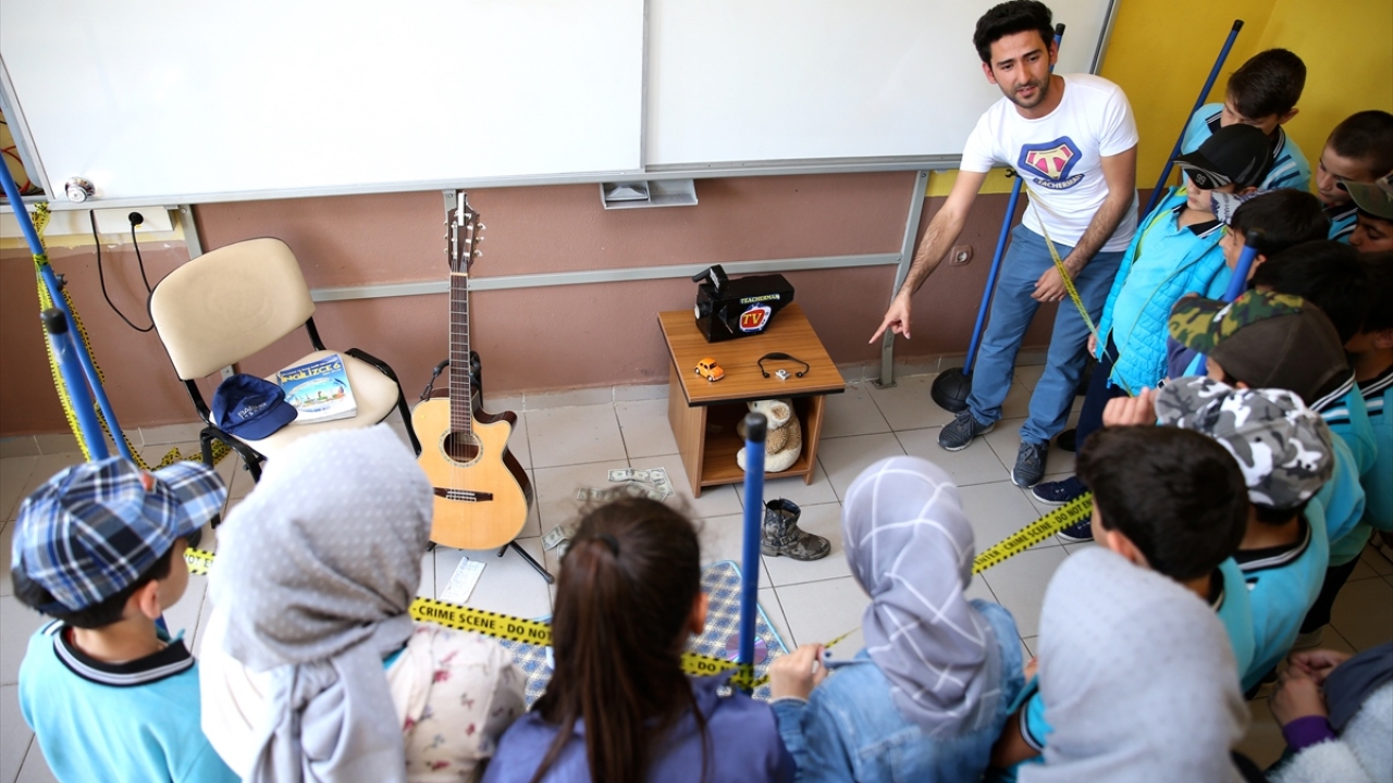 Dersin konusuna göre öğrencilerin eğlenirken öğrenmelerini sağlayacak oyunlar tasarlayan Karakuş, zamanla onların ilgisini çekmeyi başardı.